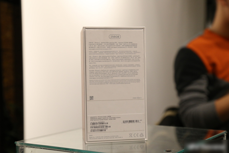 Mở hộp iPhone X 256GB vừa về Việt Nam: giá xấp xỉ 60 triệu đồng